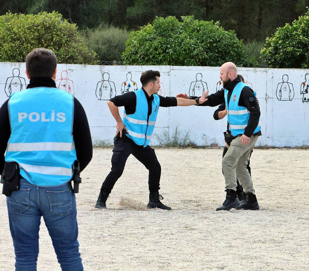 Yerli Lara Croft, karanlıkta hedefi 12'den vuruyor! Polis eğitmeni Nisa Aydın'ın müdahale teknikleri nefesleri kesiyor 33